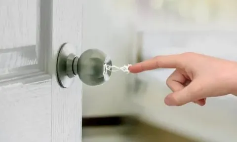 Tại sao cơ thể chúng ta bị nhiễm tĩnh điện? Làm thế nào để ngăn chặn đúng cách các cuộc tấn công tĩnh điện?