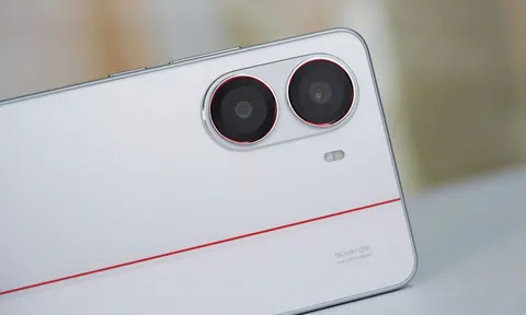 Smartphone cấu hình ‘khủng’, thiết kế độc đáo và khả năng chống nước vượt trội, giá gần 6,6 triệu đồng