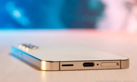 Vua AI Phone nhỏ gọn Galaxy S24 giảm giá cực rẻ đầu năm 2025, out trình các đối thủ Xiaomi 14, iPhone 15