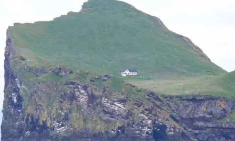 Hé lộ chủ nhân của ‘ngôi nhà xa xôi nhất thế giới’ ở giữa hòn đào, không có điện và nước dùng