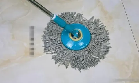 Cây lau nhà ố vàng, bốc mùi chỉ cần rắc thứ nước này, sạch bong, trắng sáng trong 'phút mốt'