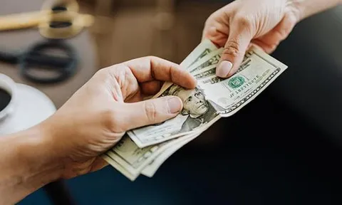 Ở tuổi trung niên, khi ai đó hỏi vay tiền, hãy dùng 3 câu trả lời này để từ chối khéo léo mà không làm mất lòng