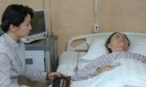 Anh cả gửi 20 triệu/tháng để em dâu mua yến bổ cho mẹ, đến ngày mẹ mất cả nhà sốc điếng người khi biết đã “nuôi ong tay áo”