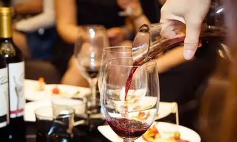 Vì sao rượu vang đỏ không rót đầy ly mà chỉ rót 1/3 ly? Nhiều người không biết nhưng vẫn giả vờ am hiểu