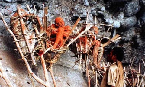 Kinh hãi những xác chết hun khói ở nghĩa địa lộ thiên