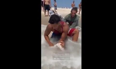 CLIP: Người đàn ông dũng cảm giải cứu cá mập khỏi lưỡi câu