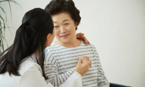 Chị dâu nói mẹ chồng già ăn ít, góp cho tôi 4 triệu quá nhiều, nào ngờ bà đưa hết lương cho tôi