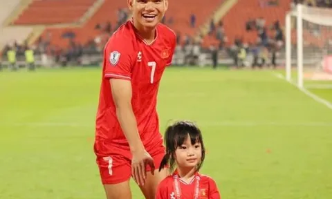 Chân dung ‘cầu thủ từng nghèo nhất Việt Nam’ đến với bóng đá bằng tiền bán trâu của bố, giờ đây có tất cả