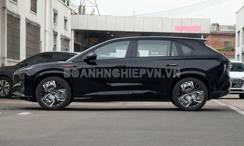 SUV dài hơn 4,9 mét, hệ thống treo khí nén, công suất 610 mã lực, giá gần 800 triệu đồng