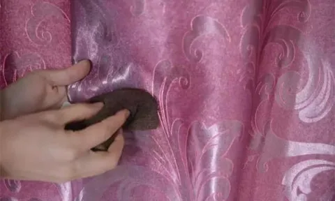 Không cần phải tháo hay giặt rèm khi chúng bị bẩn, việc này có thể thực hiện nhanh chóng chỉ trong vài phút