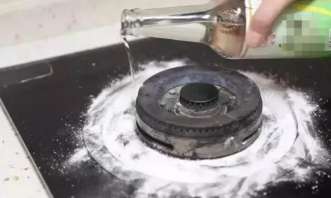 Đổ một ít giấm trắng lên bếp ga, tác dụng cực mạnh, giải quyết được nhiều vấn đề lớn trong gia đình