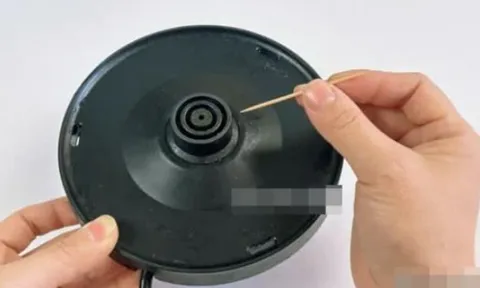 Nhét một chiếc tăm vào ấm điện hóa ra nó có tác dụng mạnh mẽ như vậy! Bạn có thể tiết kiệm hàng trăm đô la mỗi năm nếu biết cách làm