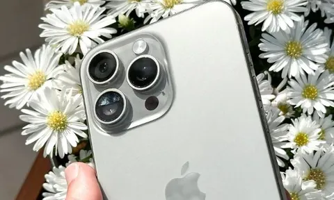 Giảm thủng đáy cháy sàn iPhone 15 Pro Max hút khách chốt đơn rầm rộ gần Tết hot hơn Galaxy S24 Ultra