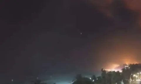 CLIP: Phát hiện vật thể lạ bí ẩn giống UFO bay gần vụ cháy rừng ở California