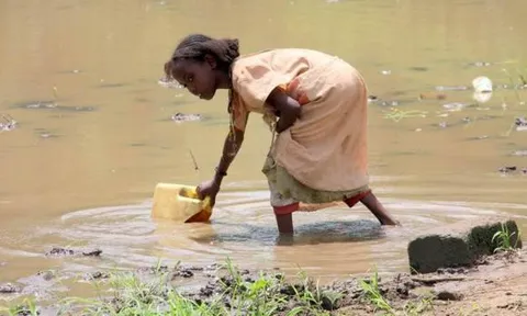 Châu Phi có lượng nước ngầm nhiều gấp 100 lần bề mặt! Tại sao người dân không đào giếng mà phải đi tìm nước khắp nơi?
