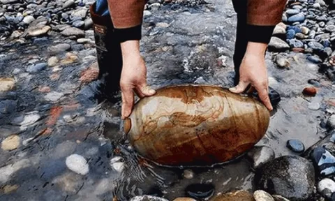 Kỳ lạ: Ngôi làng người dân đi hặt bừa đá cuội cũng thành tỷ phú