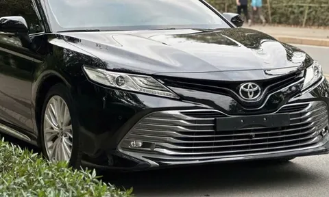 Lăn bánh 6 năm, Toyota Camry lên sàn xe cũ với giá khó tin