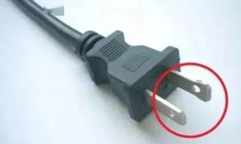Bí mật về chiếc lỗ nhỏ trên phích cắm điện mà 99% người dùng không hề hay biết, hóa ra lại siêu hữu ích