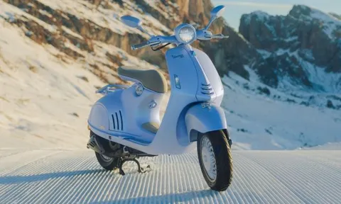Vén màn Vespa 946 phiên bản 'bạch xà' đón Tết Ất Tỵ, về Việt Nam dễ có giá ngang ô tô
