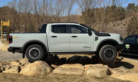 Ford Ranger phiên bản đặc biệt: Công suất 258 mã lực, giảm xóc nitơ FOX, giá gần 940 triệu đồng