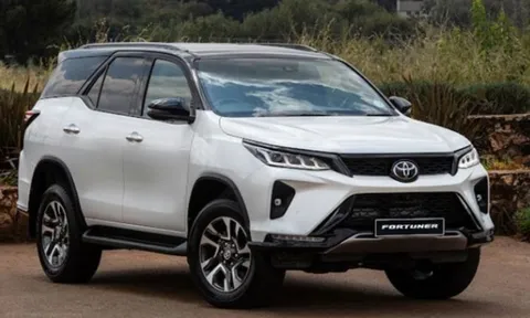 Giá lăn bánh Toyota Fortuner giữa tháng 1/2025 rẻ hơn Ford Everest, hạ knock-out Hyundai Santa Fe