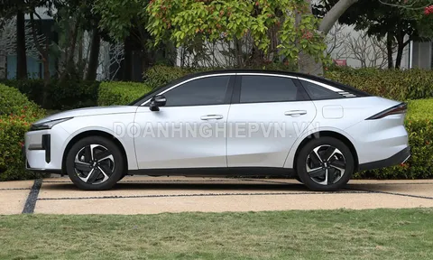 Xe sedan công suất 324 mã lực, tiết kiệm xăng hơn xe máy, giá hơn 300 triệu đồng