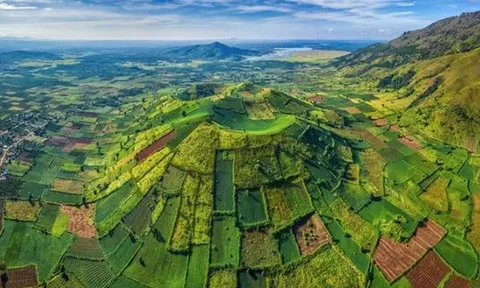Bí mật tỉnh rộng thứ hai Việt Nam: Sở hữu hơn 30 ngọn núi lửa trăm triệu năm, có tượng Bác Hồ lớn nhất