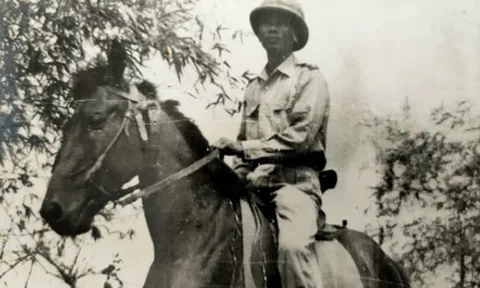 Thân thế vị tướng được phong hàm đầu tiên của Quân đội Nhân dân Việt Nam, được đích thân Bác Hồ đặt cho cái tên đặc biệt