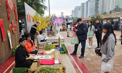 Không gian Tết Việt bên bờ biển Đà Nẵng thu hút du khách