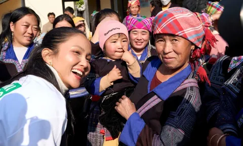 Hoa hậu H’Hen Niê giã bột, làm bánh dày cùng bà con tại Yên Bái