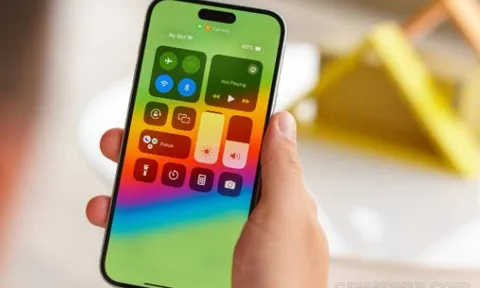 iPhone 15 Plus chìm sâu thấu đáy màn lớn có Dynamic Island rẻ nhất Việt Nam, đe nẹt Galaxy S24 Ultra