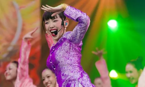 Đội Tóc Tiên náo động sân khấu "Chị đẹp đạp gió" với đám cưới miền Tây