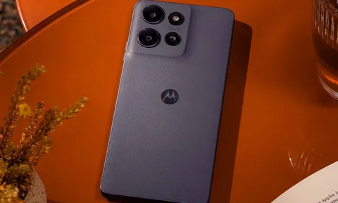 Smartphone chống nước, lưng da, camera OIS, giá gần 5 triệu đồng