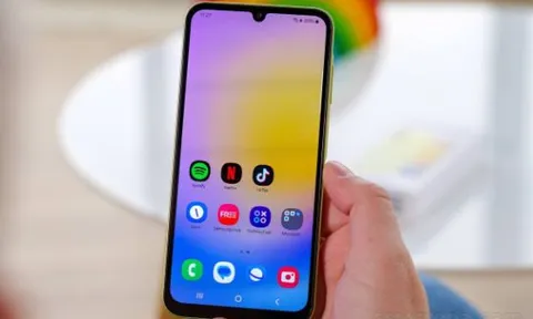 Galaxy A25 lột xác về trang bị giá rẻ như bèo, lấn át iPhone 16 ở mức giá chỉ hơn 5 triệu đồng