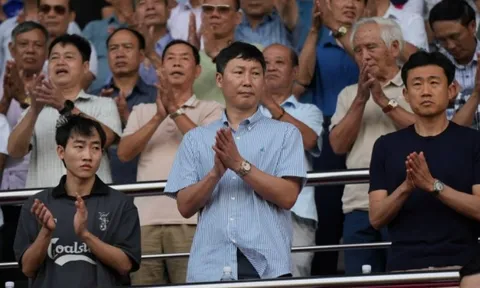 Trở lại V.League 'đãi cát tìm vàng', HLV Kim Sang-sik bất ngờ nhận món quà lớn