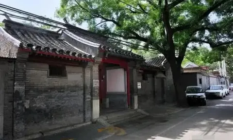 Người xưa thường nói: Nước từ cửa chảy ra ngoài, tiền mất, nhà đổ nát