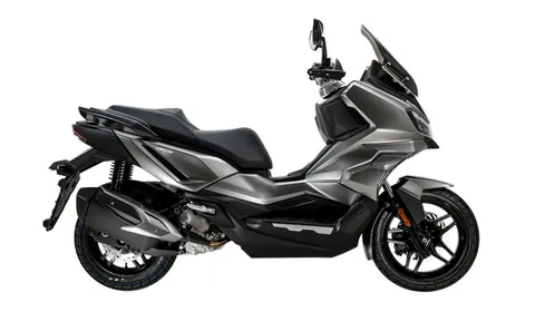 Xe tay ga 300 phân khối, thiết kế cá tính, giá gần 128 triệu đồng, so kè cùng Honda SH