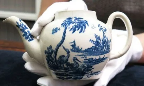Người đàn ông mua chiếc ấm nứt vì đam mê, nào ngờ là đồ cổ 250 năm được định giá hơn 17 tỷ đồng