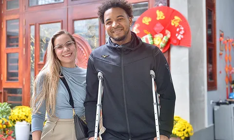 Xuân Son hát karaoke khi về quê ăn Tết, nhờ vợ làm món bánh đặc biệt