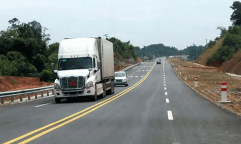 Vạch kẻ đường màu trắng và màu vàng có ý nghĩa là gì? Tài xế mơ hồ dễ bị phạt