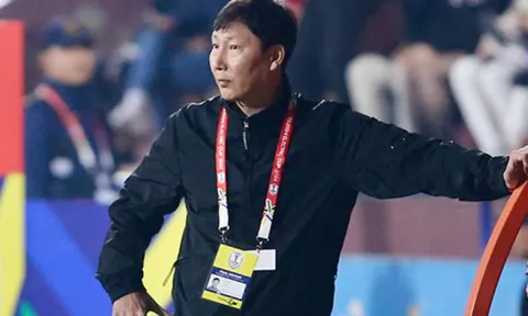 HLV Kim Sang Sik: ‘Ở V.League, cầu thủ Việt Nam chạm nhẹ là ngã’