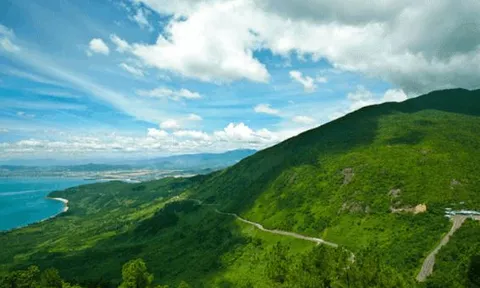 Những đỉnh núi cao nhất nằm trên dãy Hoàng Liên Sơn, cách mặt nước biển 3143m