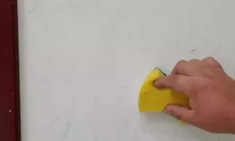 Tường trắng bẩn ư? Đừng lau bằng nước, dùng ngay thứ này, đảm bảo trắng sáng như mới chỉ trong tích tắc