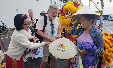 Siêu du thuyền Crystal Symphony đưa 800 du khách Mỹ “xông đất” Đà Nẵng