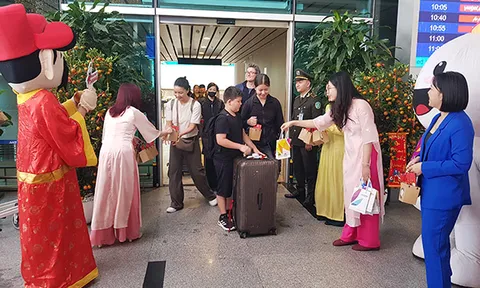 Hơn 140 chuyến bay đưa khoảng 20.000 khách hạ cánh Đà Nẵng ngày mồng 1 Tết Ất Tỵ