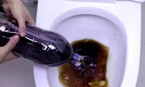 Ngoài việc để uống, Coca-Cola nó còn có những công dụng tuyệt vời này nhé! Rất dễ dàng để làm sạch vết bẩn