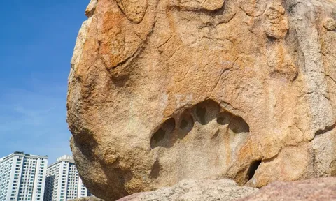 Dấu bàn tay khổng lồ bí ẩn bên bờ vịnh Nha Trang