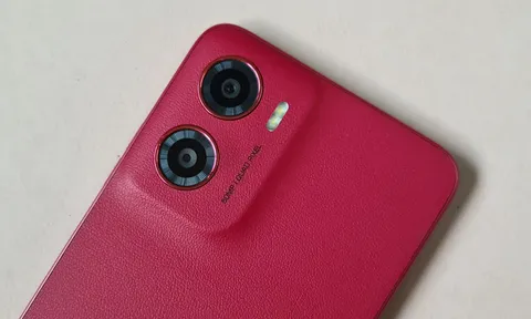 Trên tay smartphone lưng da, chống nước, pin 5.200mAh, giá gần 2 triệu đồng