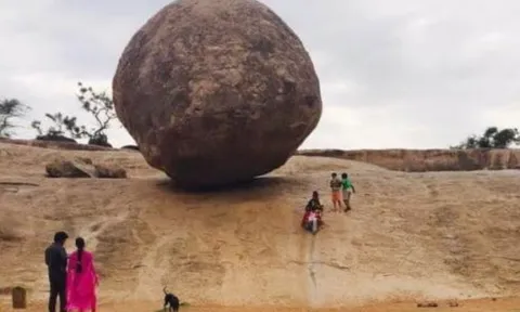 Hòn đá kì lạ ở Ấn Độ, đứng nghiêng 45 độ, đến cả một nhóm người cũng không đẩy nổi?