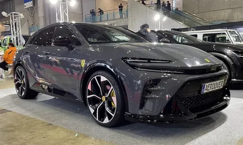 Ngắm Toyota Crown độ phong cách Ferrari